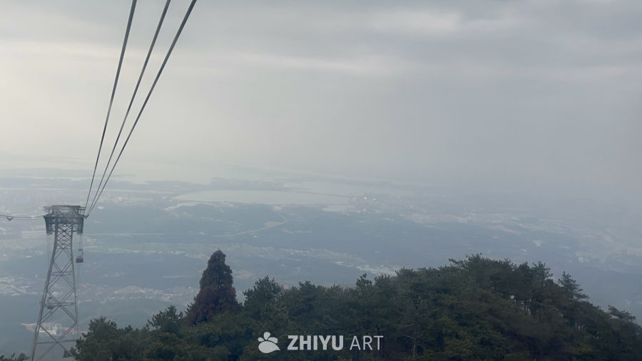 山巅缆车俯瞰城市