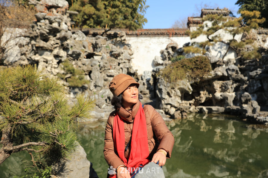 坐在河边的女人