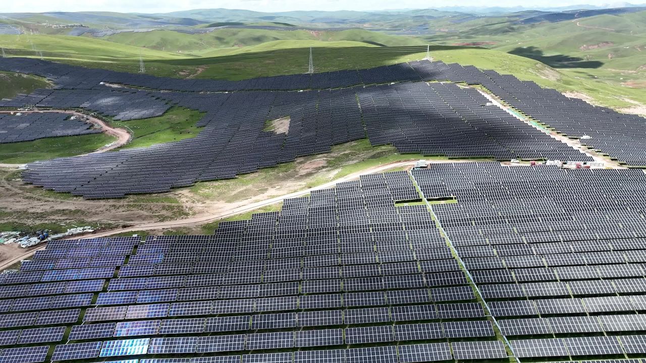 高原太阳能光伏电站航拍