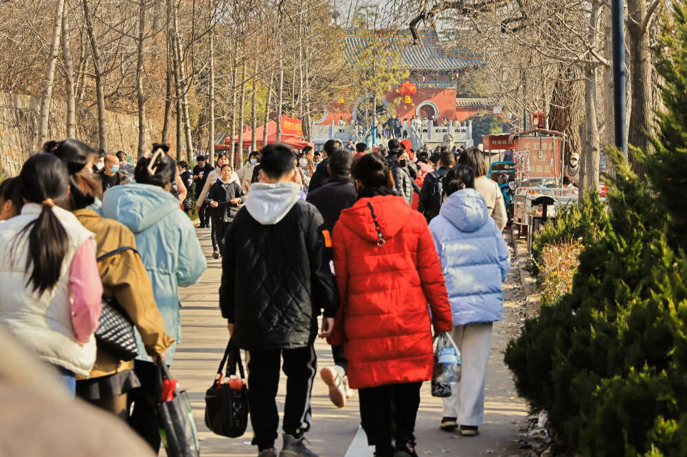 过年去寺庙的路上