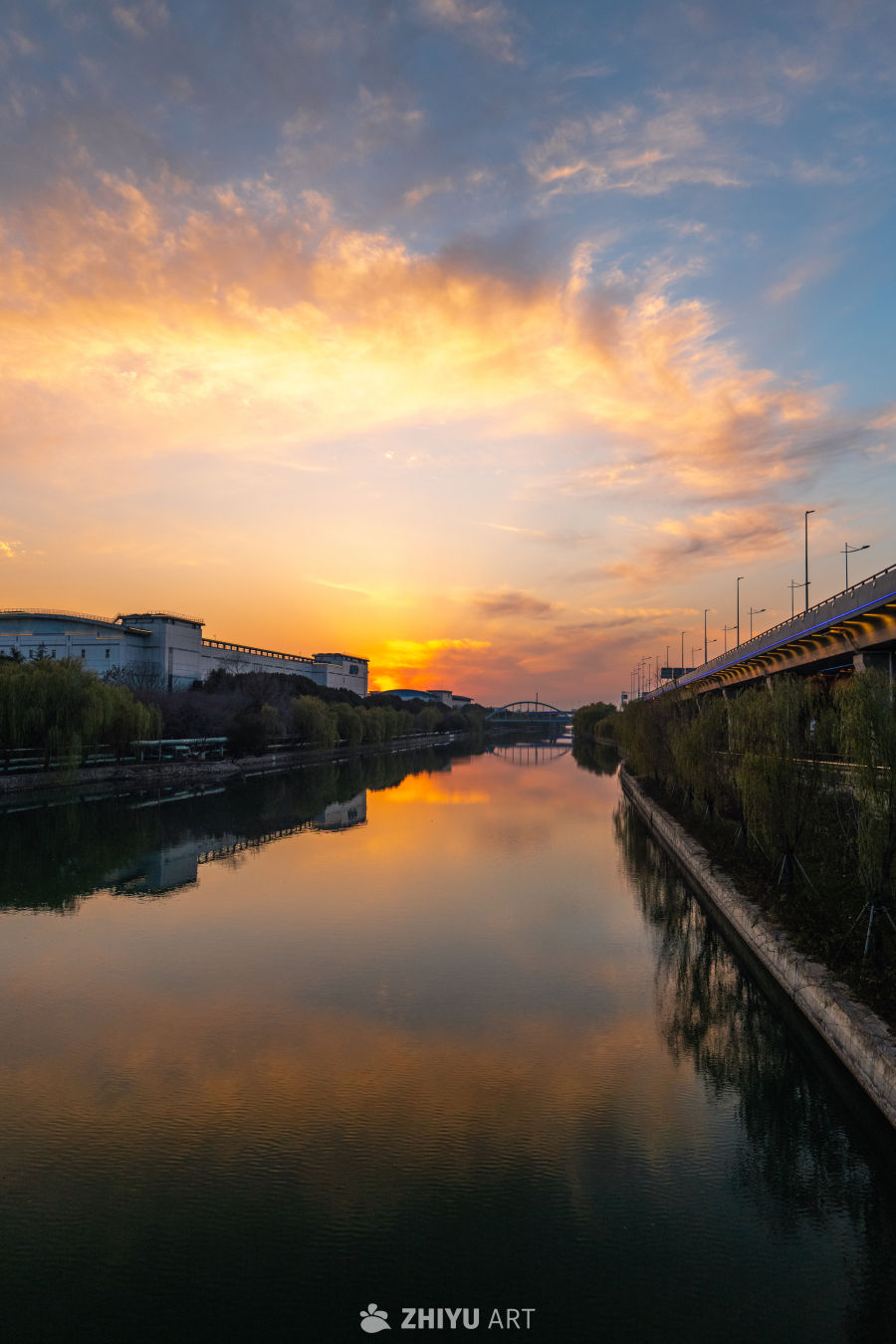 夕阳下的城市河畔