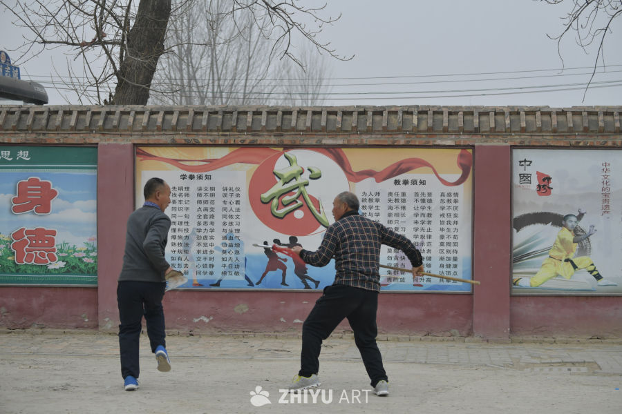街头练武的老人