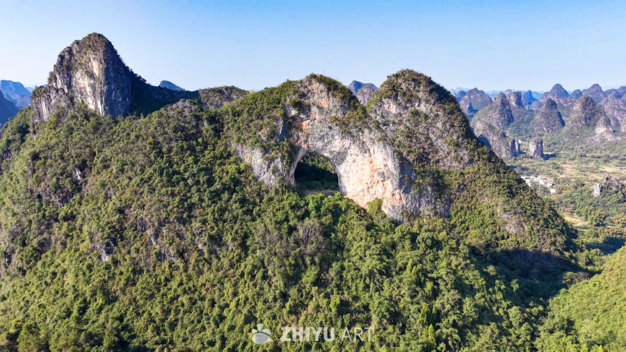喀斯特山峰与天然洞穴