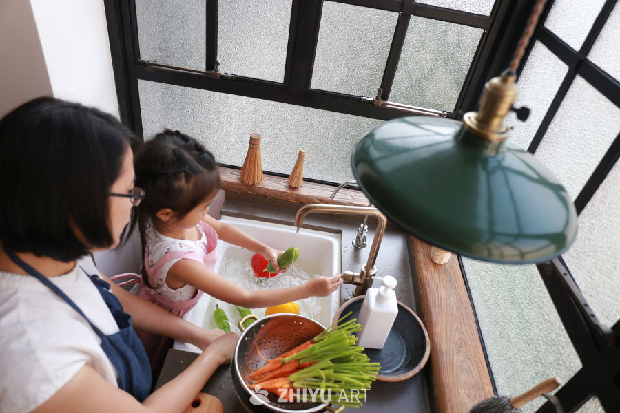 母女共度厨房时光