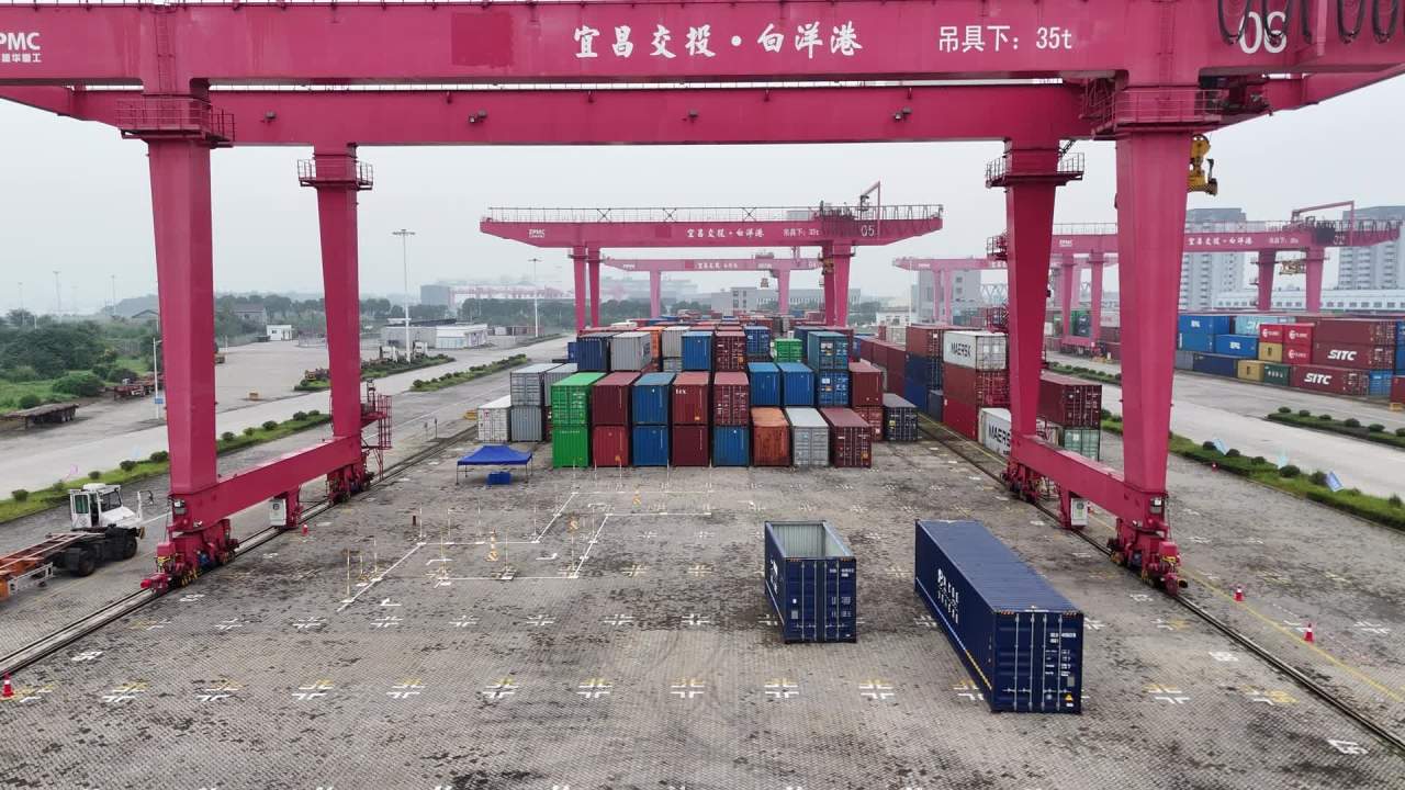 集装箱港口繁忙景象