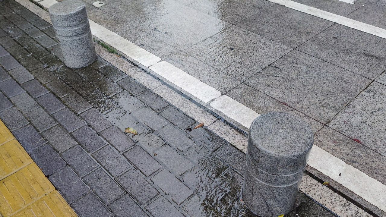 8K|雨中路边石墩