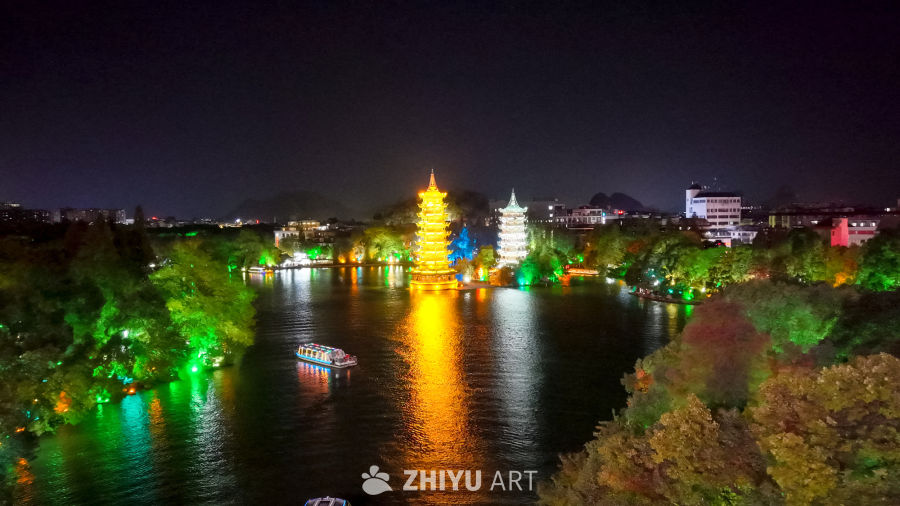 夜色中的古塔与河流