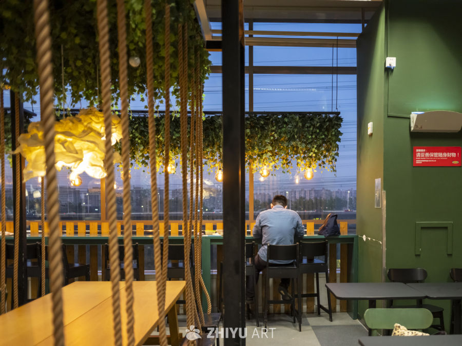 餐厅窗边的宁静时光