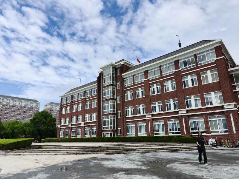 夏日宁静欧式办公楼