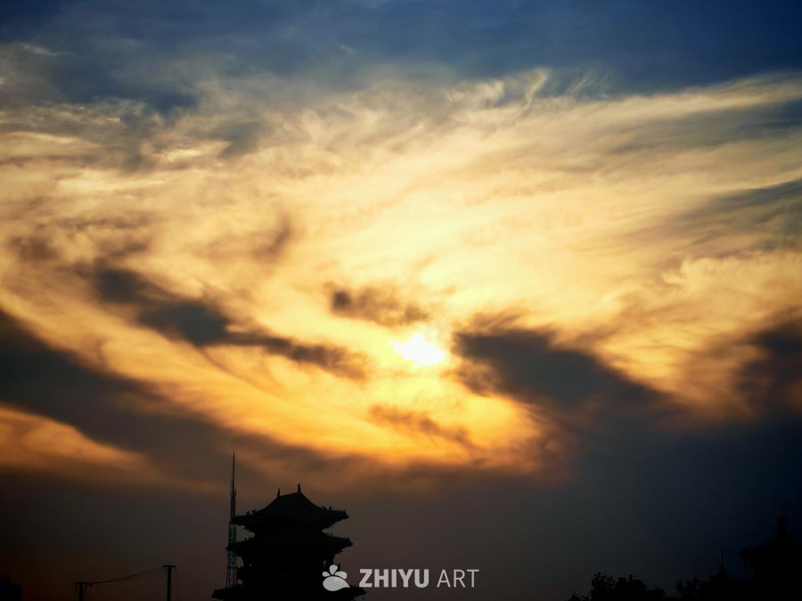 夕阳下的古塔剪影
