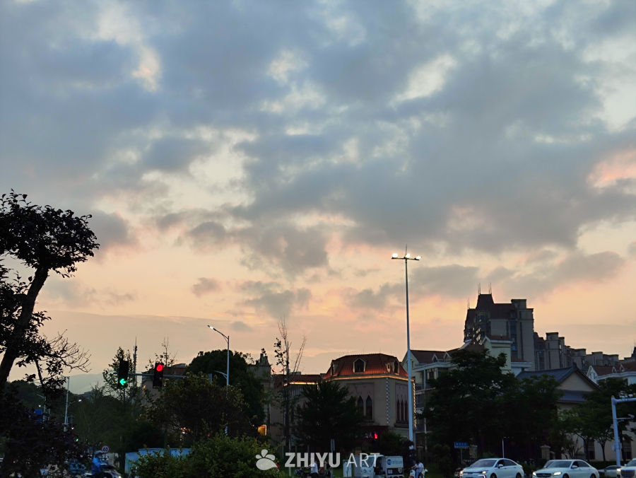 夕阳下的城市剪影