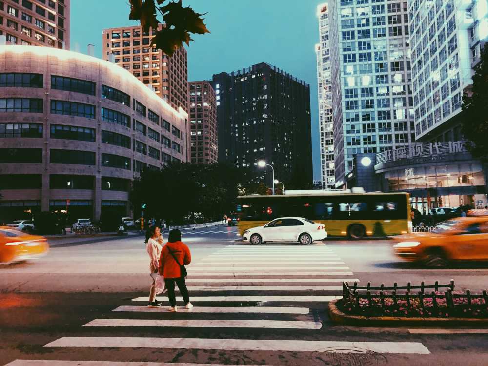 城市夜景，等候斑马线