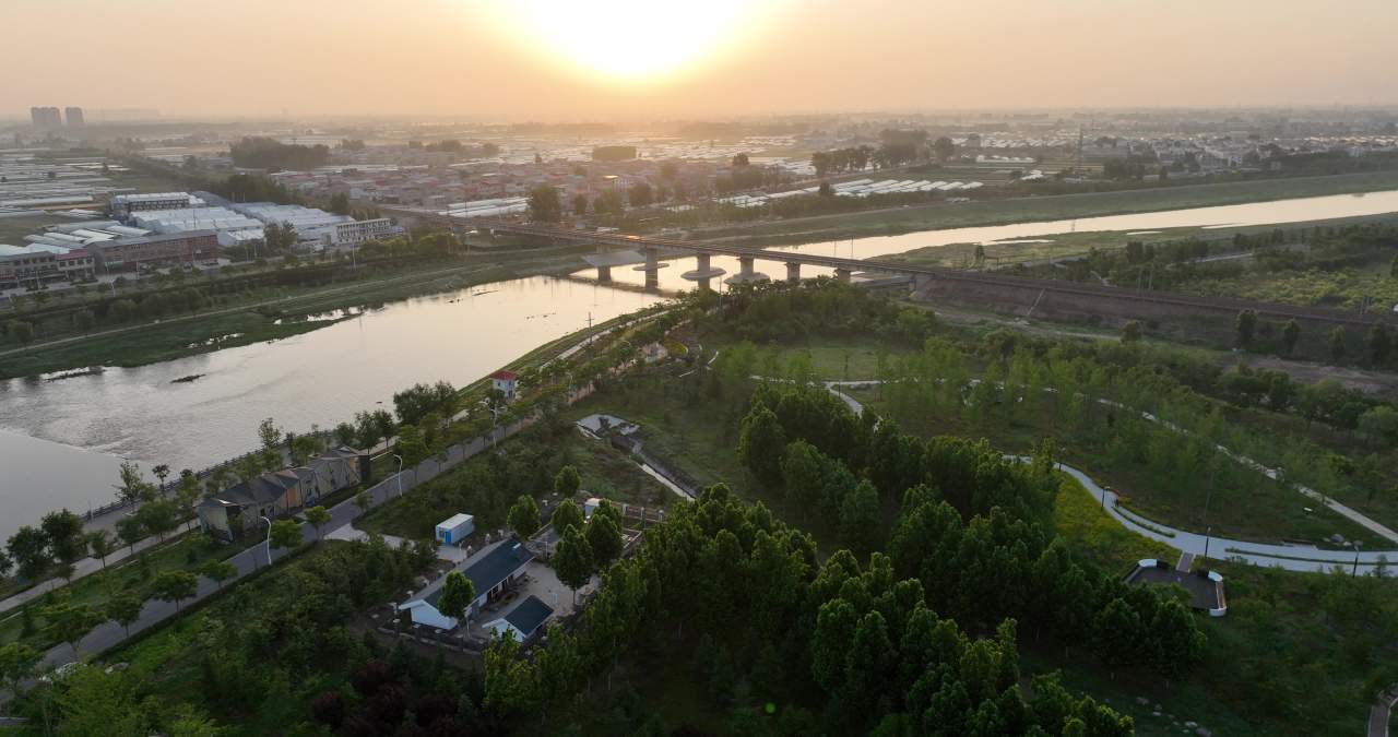 晨曦中的河畔公园