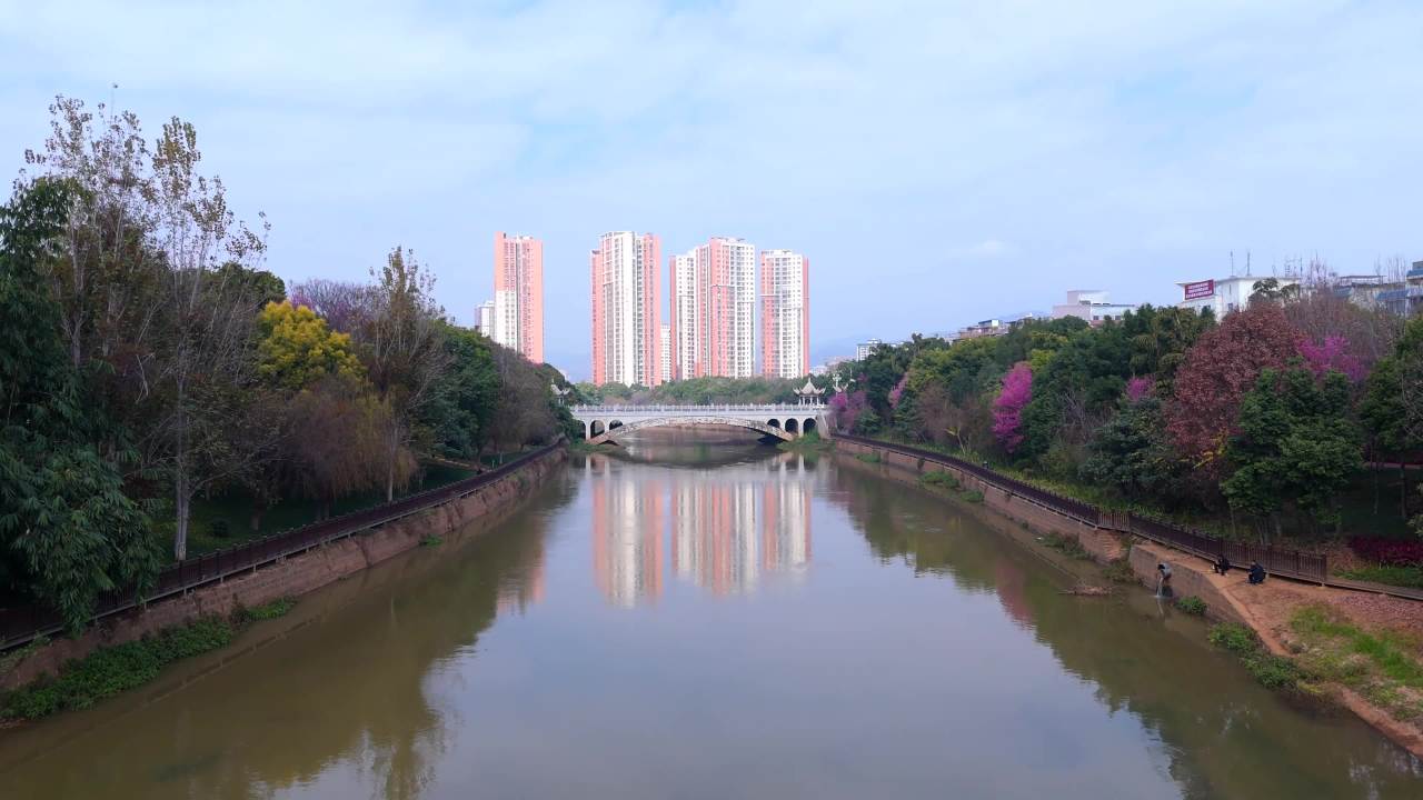 河畔城市的静谧时光