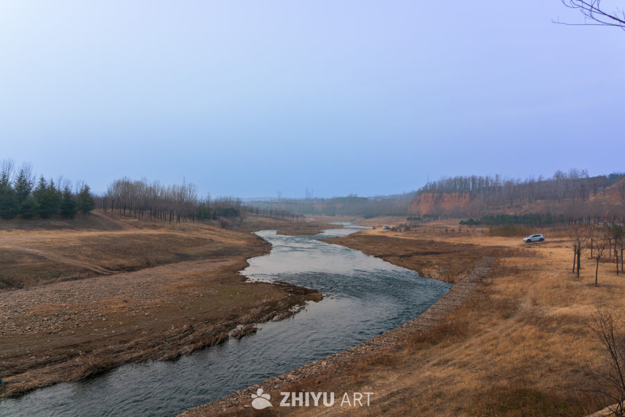 黄昏河畔的宁静乡村