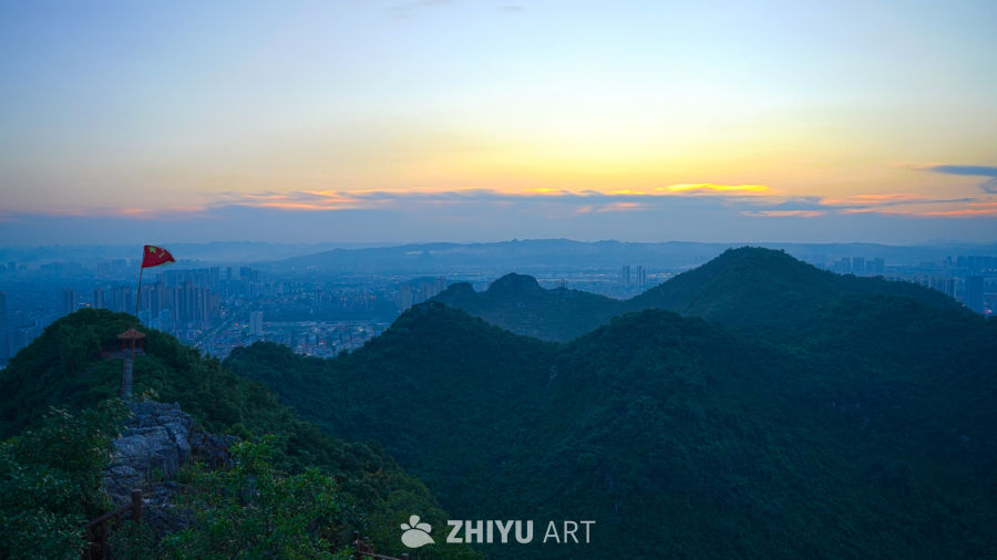 日落下的城市与山峦