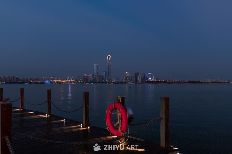 夜幕下的城市水岸