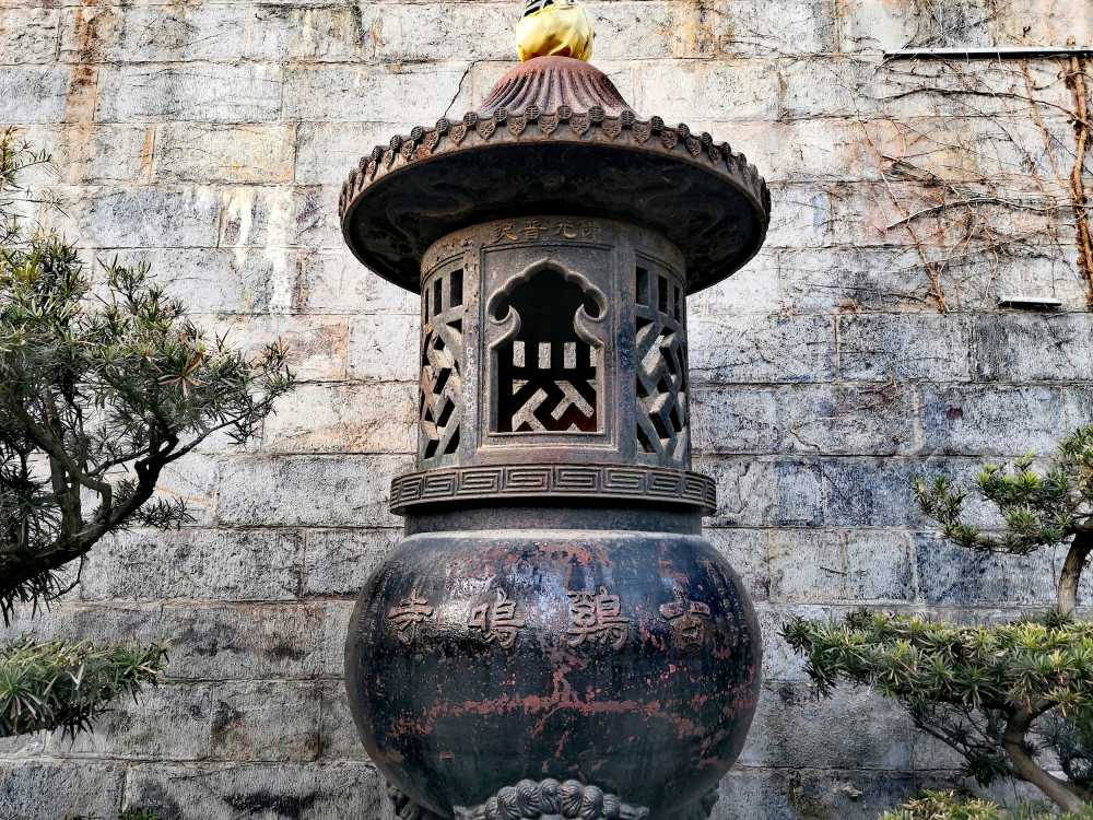 圆形铁香炉