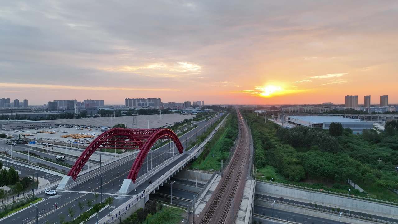 夕阳下的城市交通