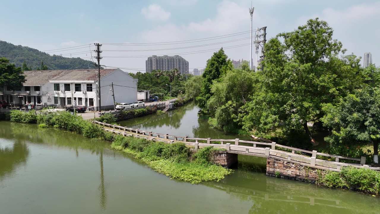 河畔城市的静谧时光