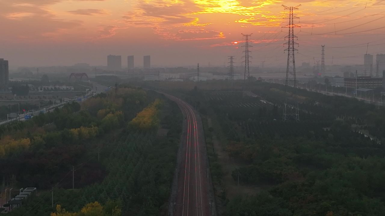 晨曦中的铁路与城市