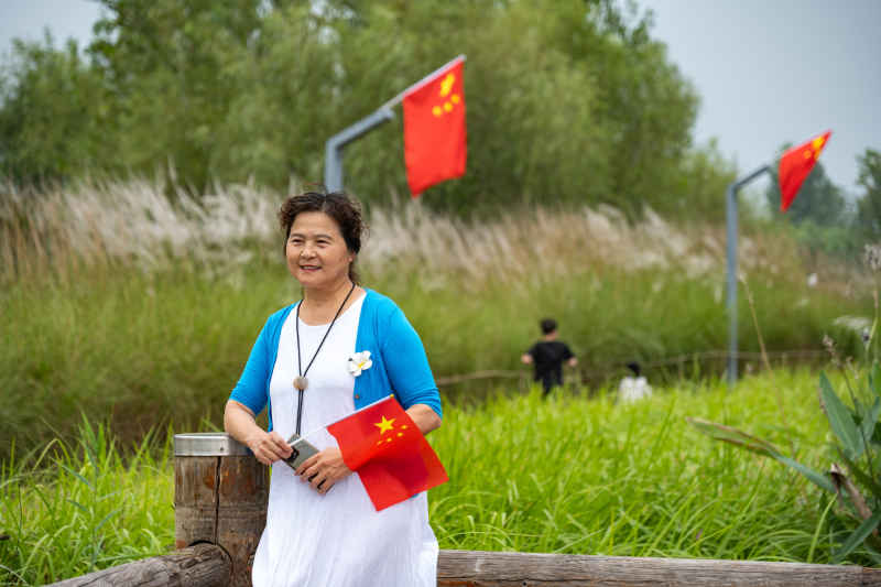 喜迎国庆 国庆 五星红旗迎风飘扬 人与自然 6