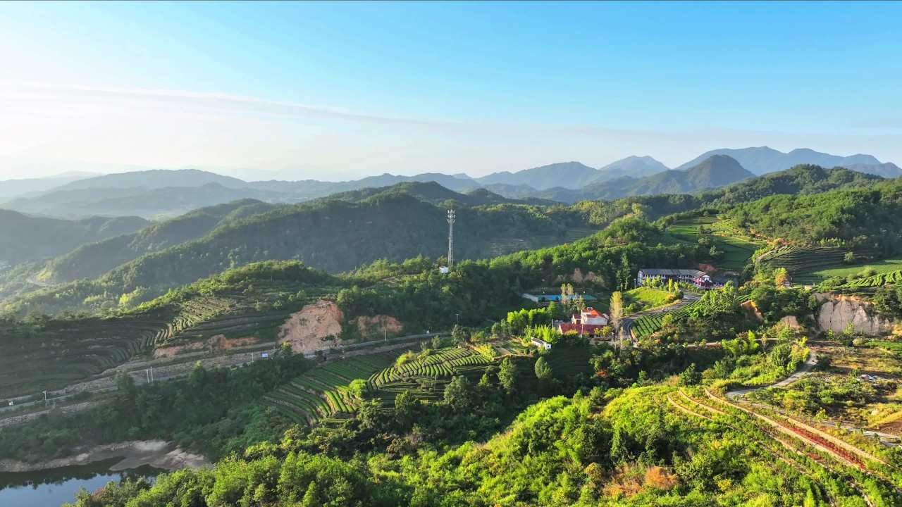 山间梯田与村庄