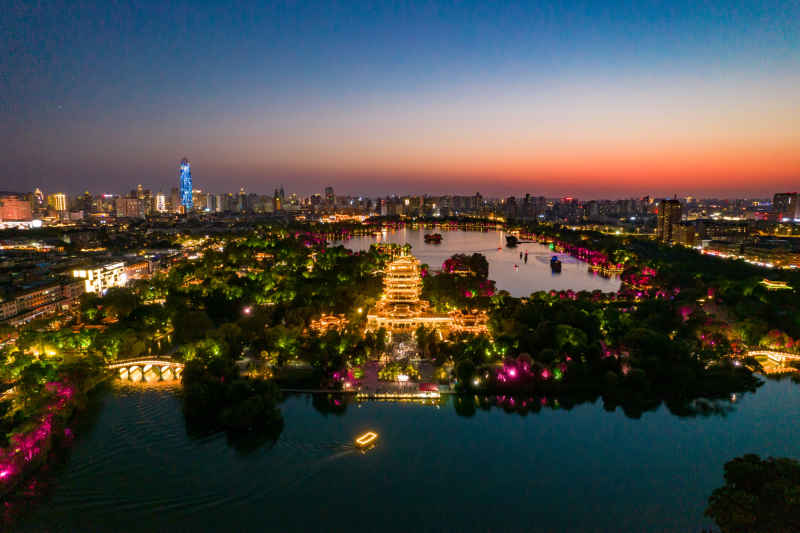济南大明湖超然楼夜景航拍摄影图