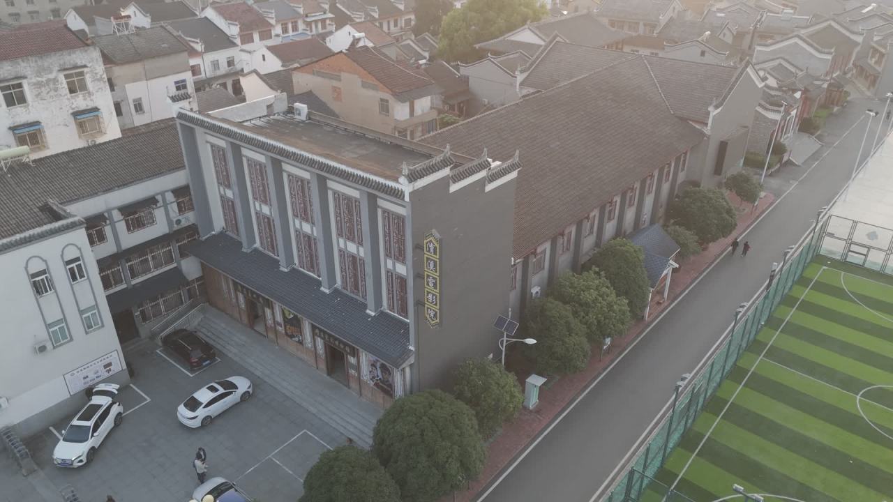 古建筑航拍：清晨的宁静街景