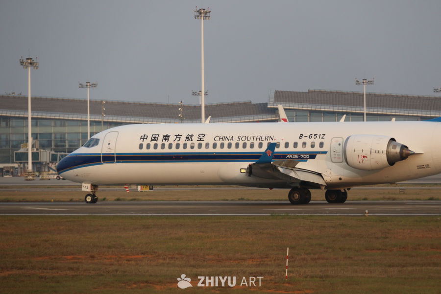 中国南方航空ARJ21-700客机在机场