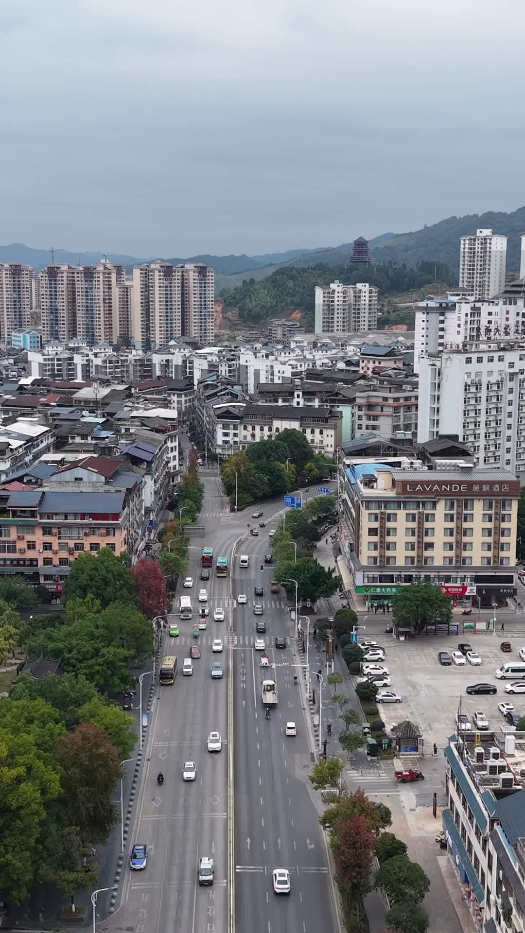 城市街道的繁忙景象