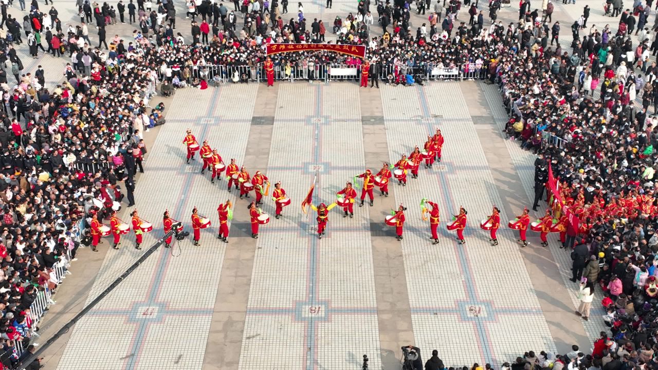 热闹的广场鼓乐表演