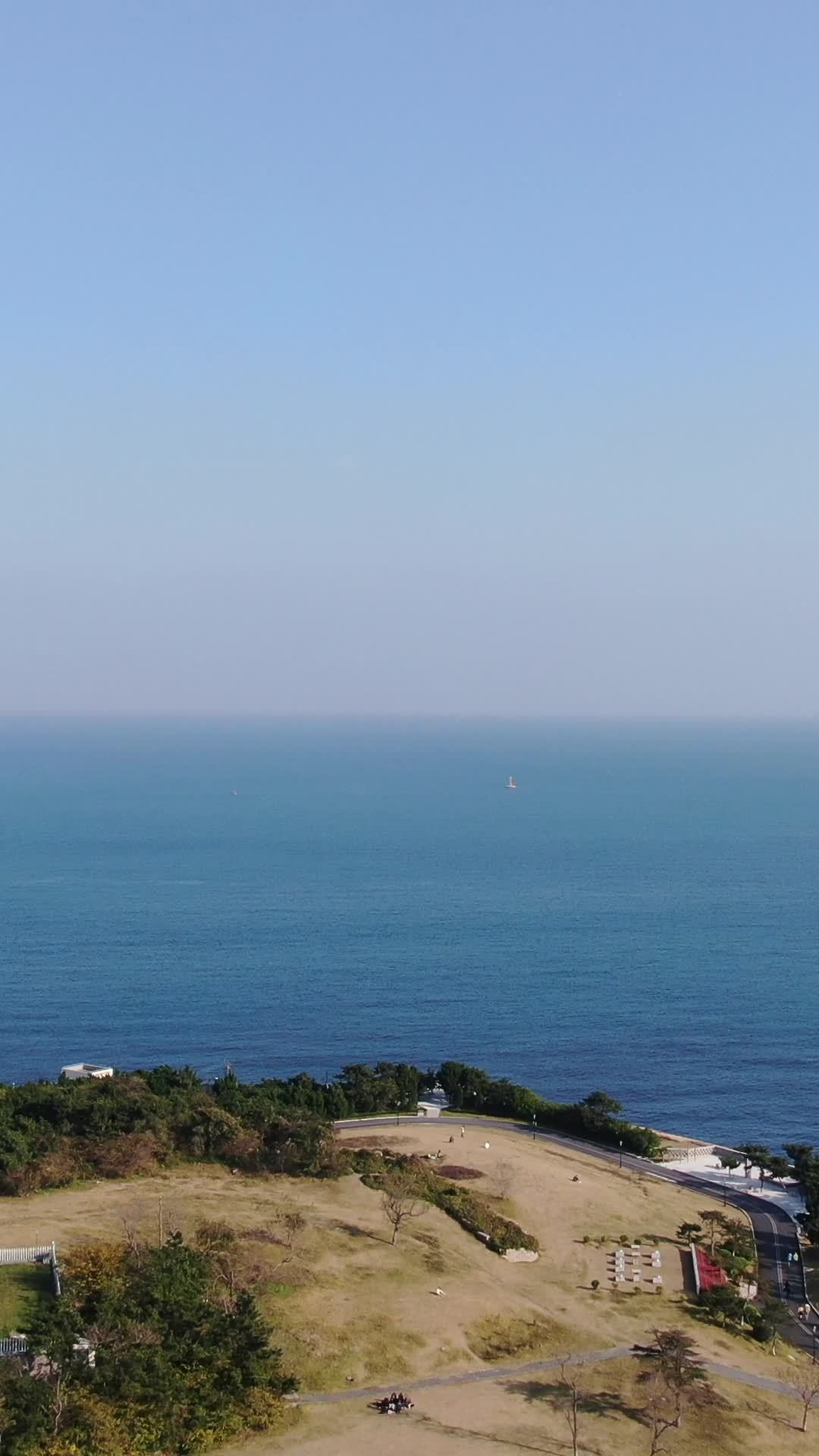 海岸边的宁静公园