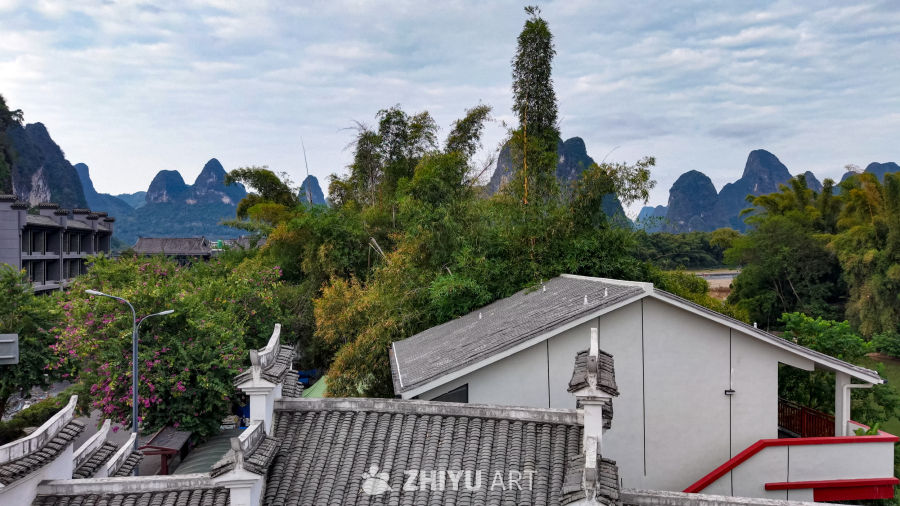 竹林山景下的宁静时光
