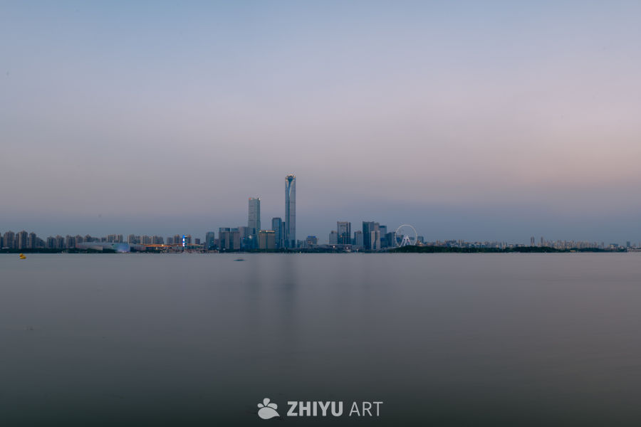 黄昏湖畔的城市剪影