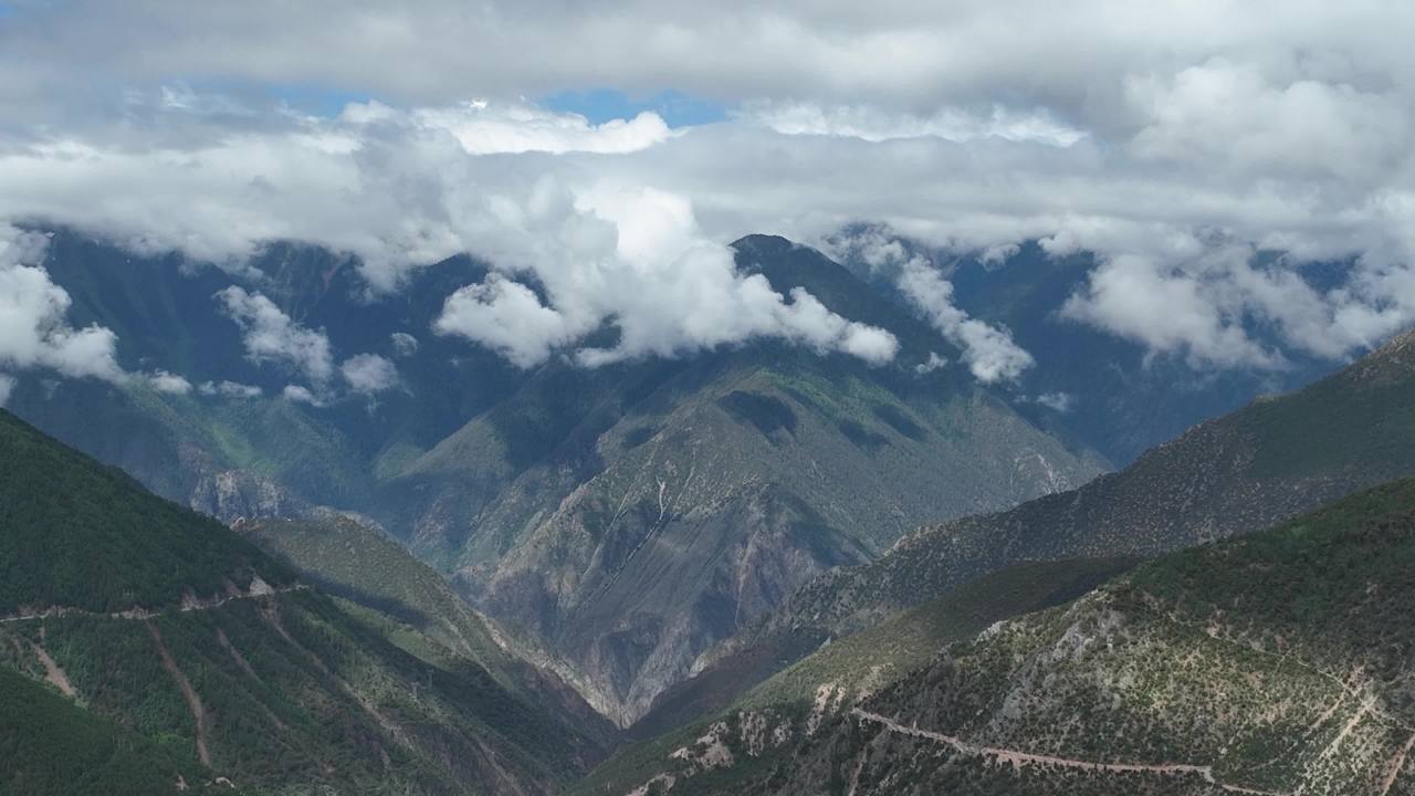 壮丽山脉与蜿蜒道路的自然风光