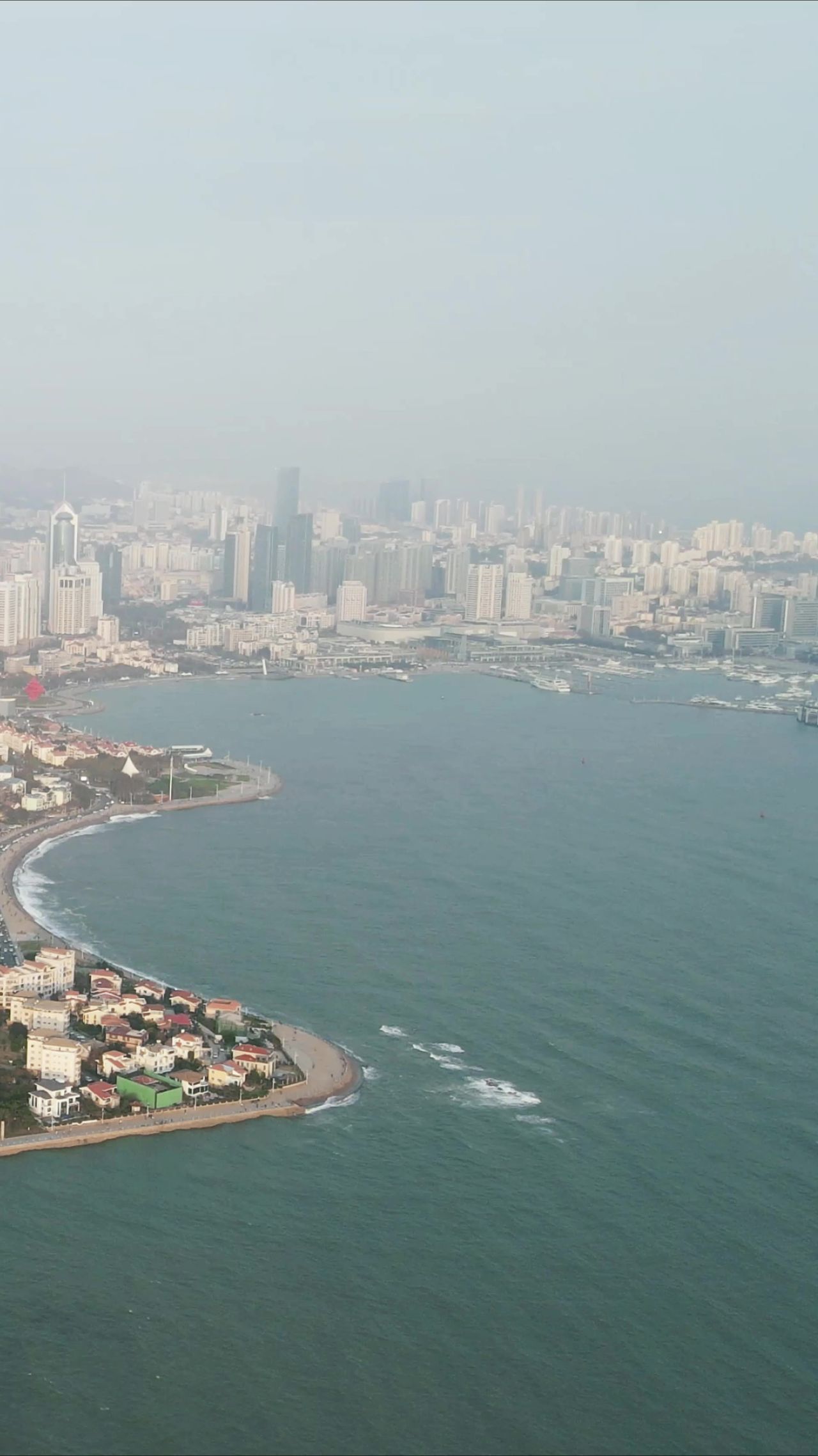 城市航拍青岛海岸线竖屏航拍