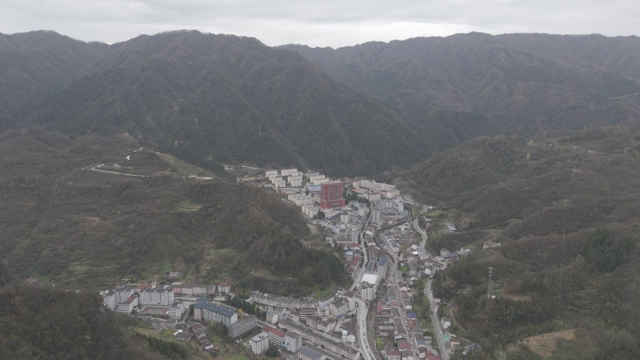 山谷中的宁静小镇航拍