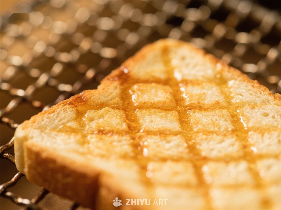 烤面包片上的蜂蜜滴落