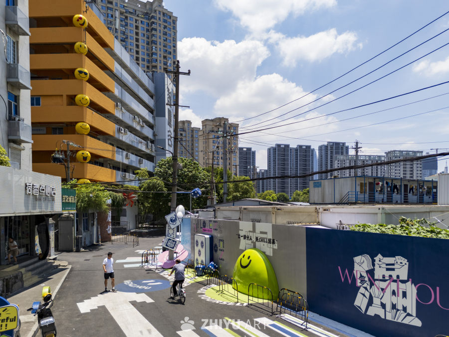 城市街头的笑脸装饰