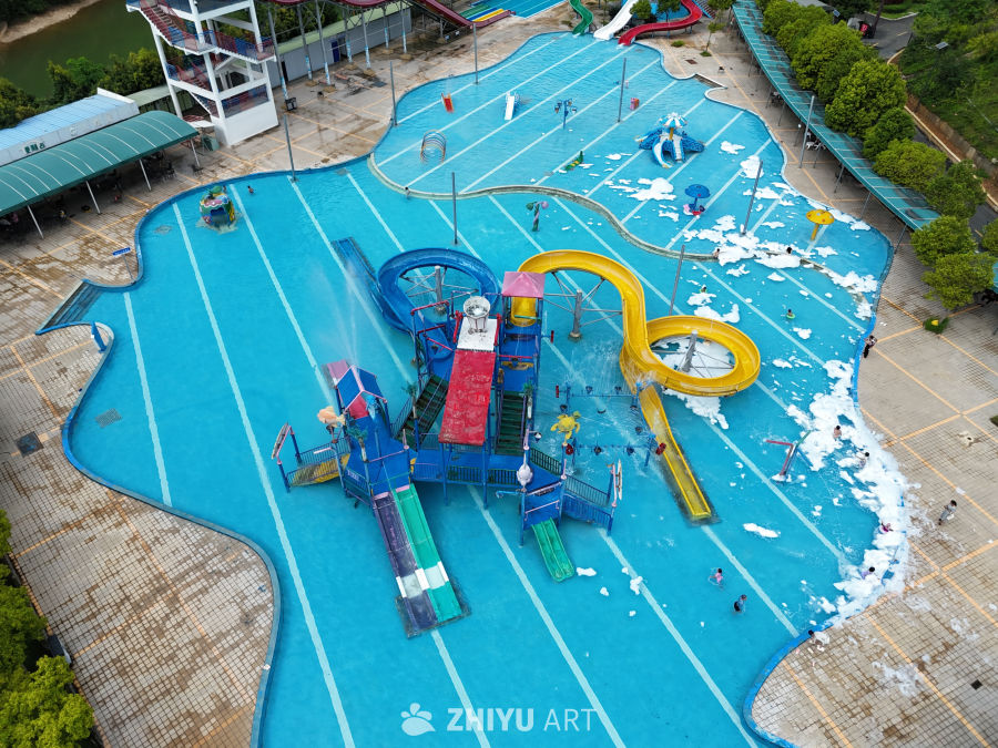 夏日狂欢：水上乐园泡沫派对