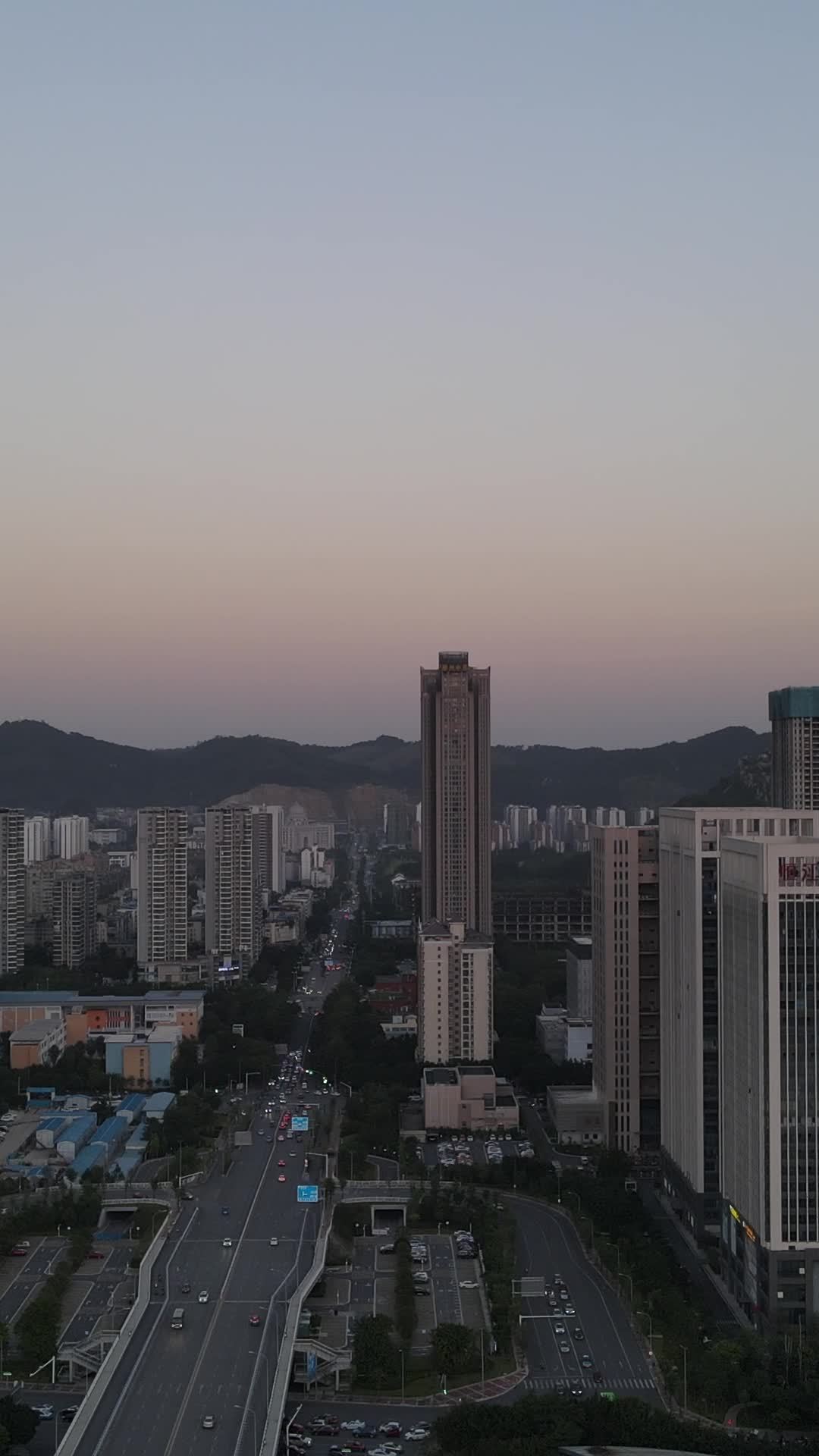 黄昏城市的繁忙景象