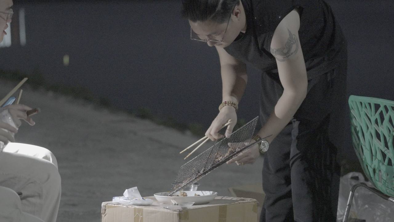 男人夜晚烧烤
