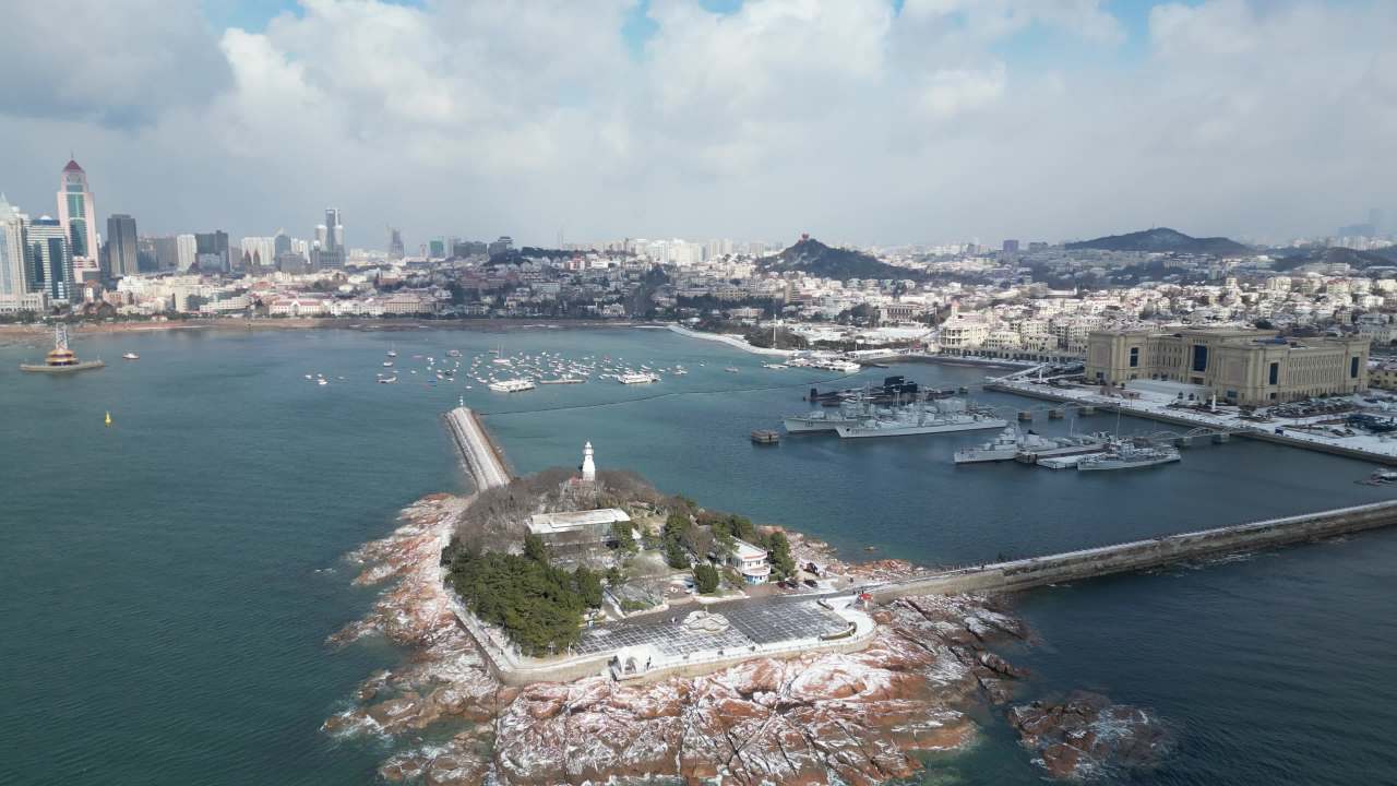 青岛市南海边老城区小青岛公园冬天雪景航拍 10