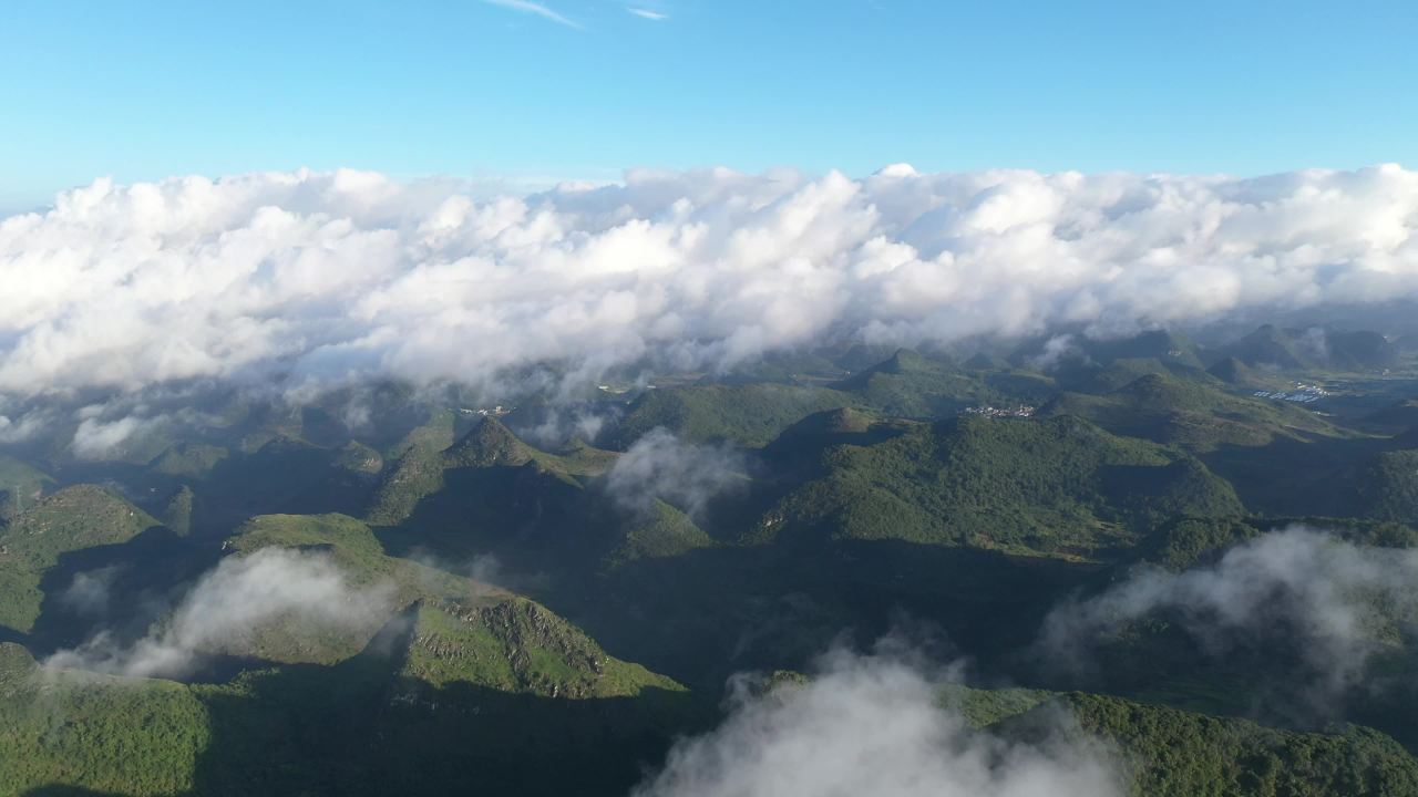 航拍贵州喀斯特峰林生态云海美大美山川