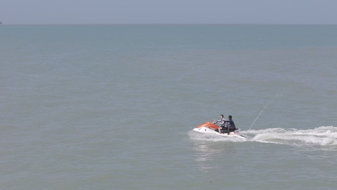 三人乘摩托艇海上驰骋