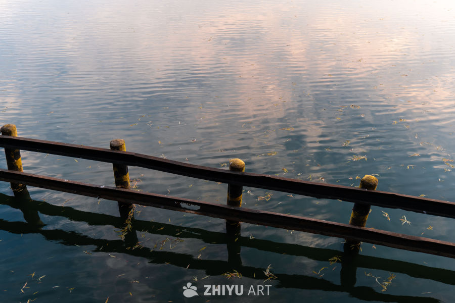 晨曦水畔栏杆静