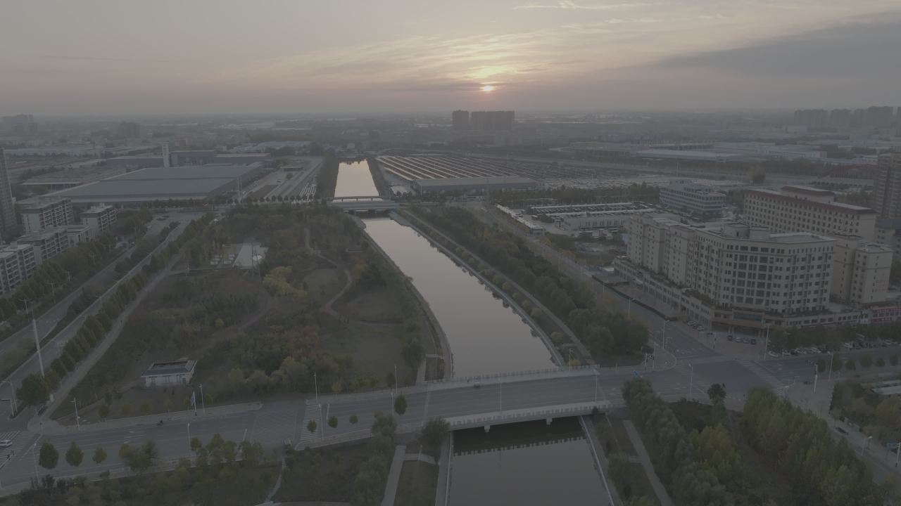 城市日落河畔