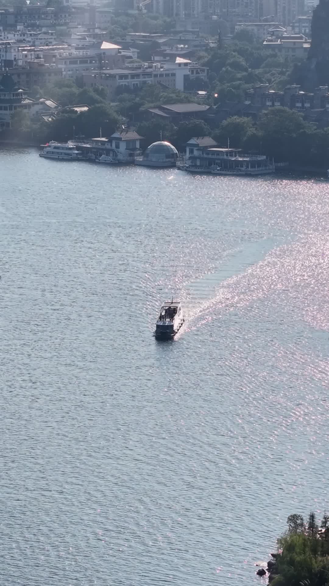 湖上小舟映日光