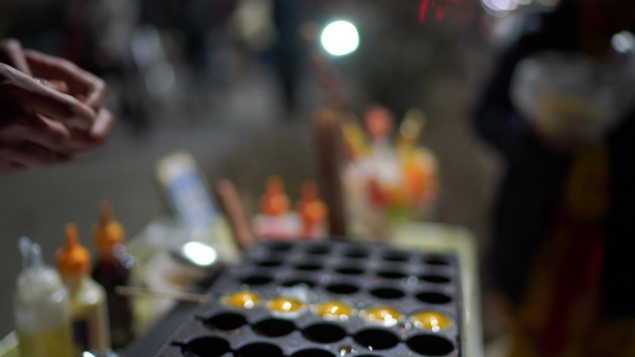 夜市小吃摊的忙碌时光